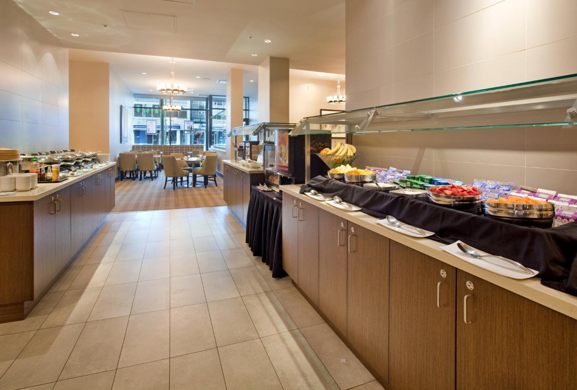 Holiday Inn Vancouver-Centre Broadway By Ihg Ngoại thất bức ảnh